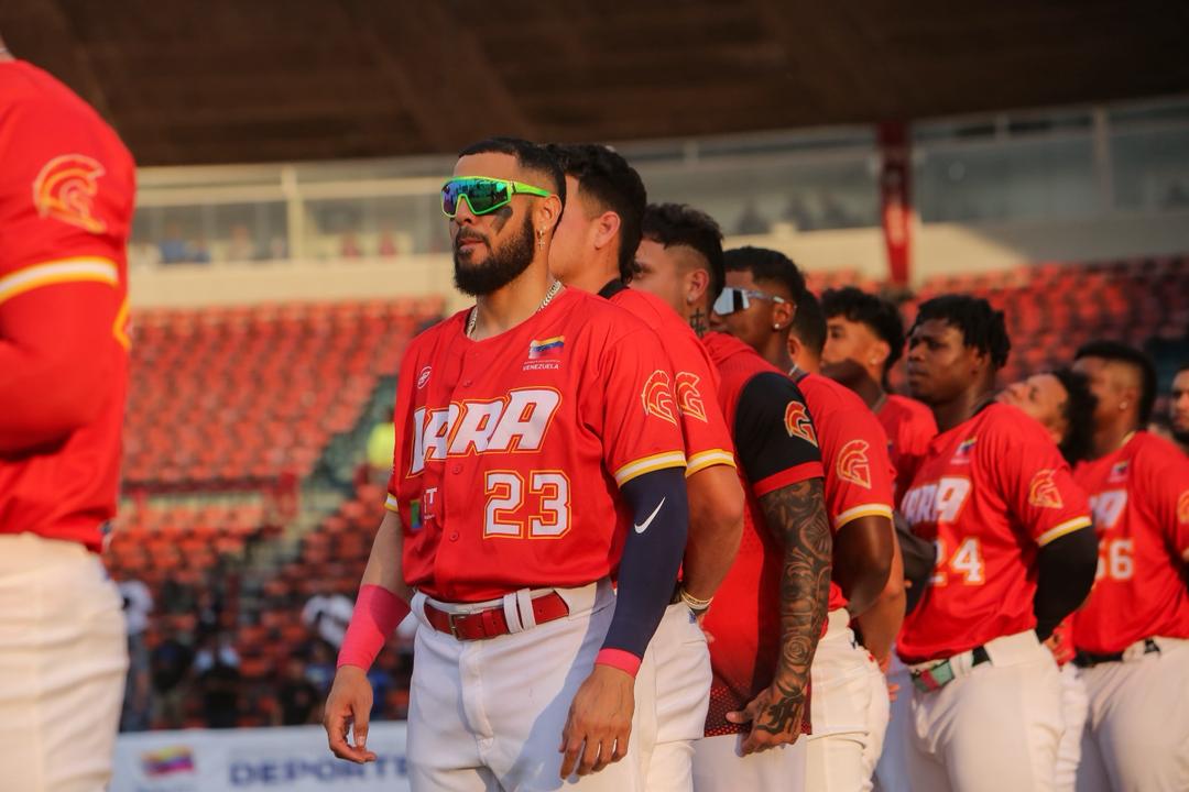 Los Guerreros de Lara se apoderaron de la cima del campeonato, tras vencer este jueves en Barquisimeto a los Senadores de Caracas con pizarra final de 10×4.