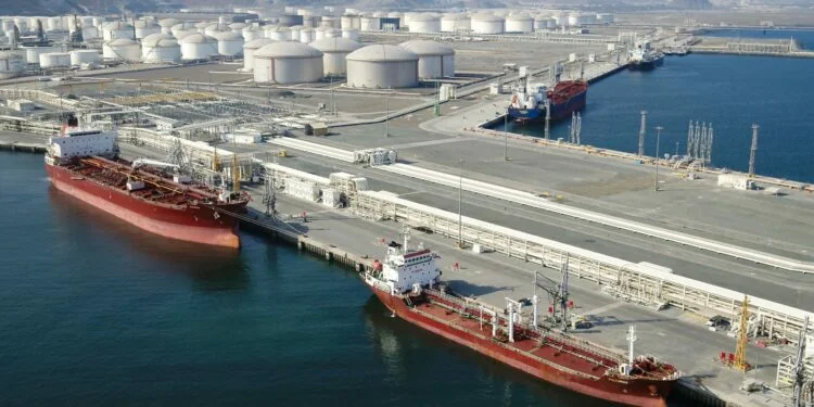 Reservas de petróleo en puerto clave de EAU caen a nivel más bajo de los últimos nueve años