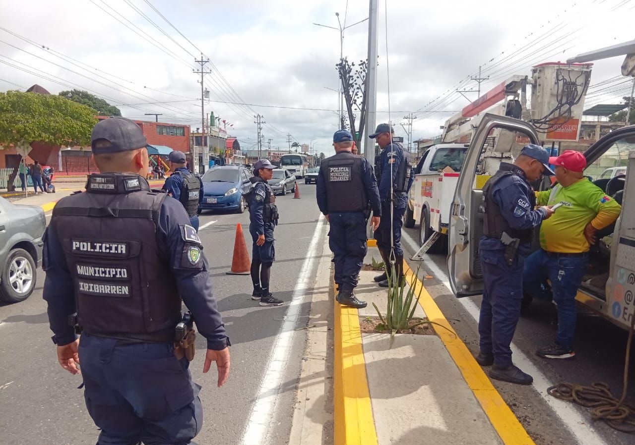 Policía Municipal retiene vehículo responsable de daños al alumbrado público en la Intercomunal Barquisimeto-Duaca