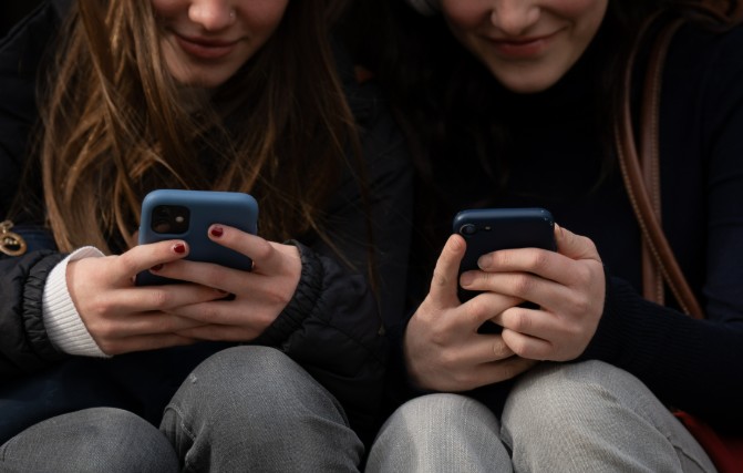 El uso de las redes sociales es tan perjudicial como el tabaco, según médicos del Reino Unido