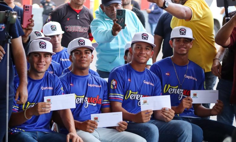 Alcalde Di Martino entrega boletos aéreos para el Latinoamericano de Béisbol Senior