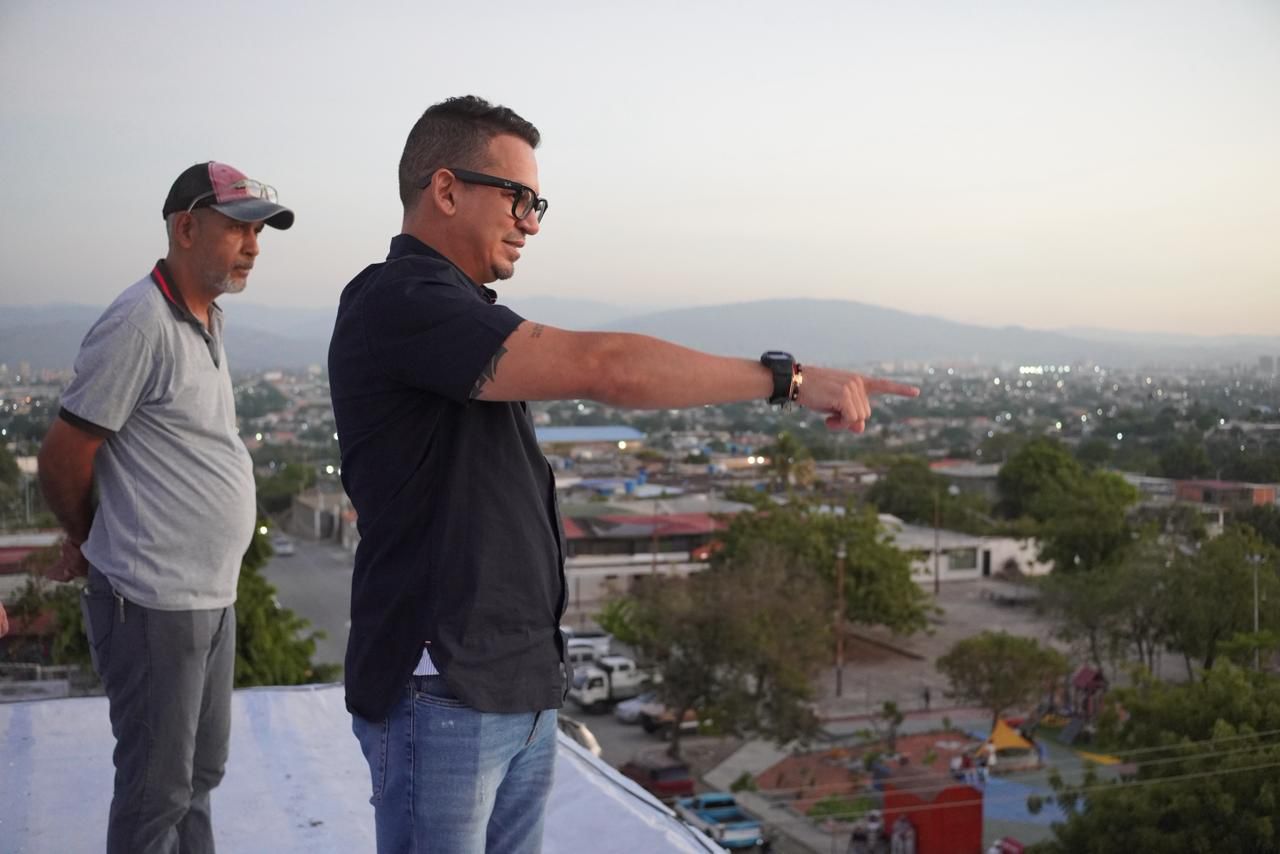 Alcalde Yanys Agüero supervisó trabajos de impermeabilización en edificios de la Urb. Eligio Macías Mujica de Unión