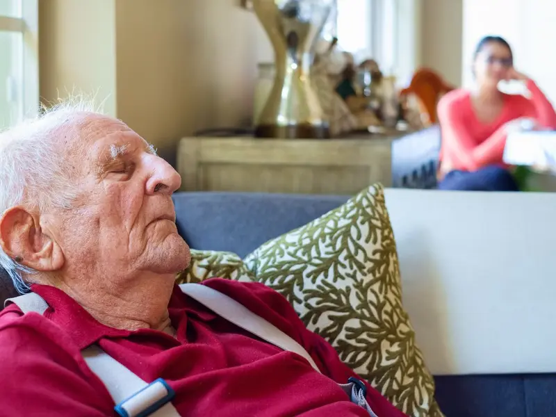 Algunas señales que podrían indicar un trastorno del sueño en personas de la tercera edad.