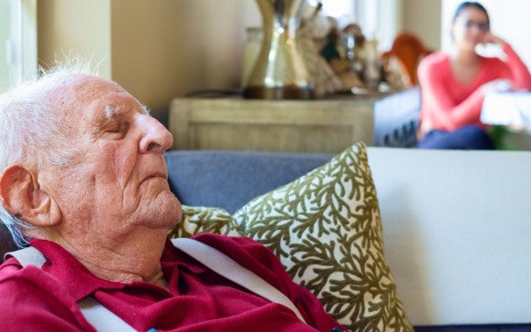 Señales que podrían indicar un trastorno del sueño en personas de la tercera edad