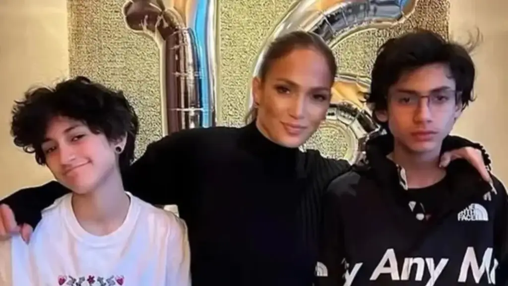 Jennifer López habla públicamente de sus hijos tras supuesto cambio de identidad de Emme