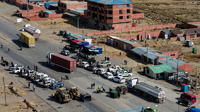 Bolivia restableció circulación vial tras 50 días de bloqueos y mantiene estado de excepción