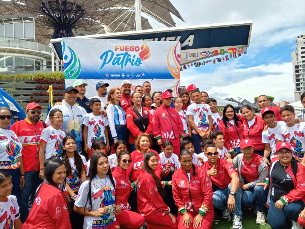 Más de 400 atletas estudiantiles encendieron la antorcha de los XX Juegos Deportivos