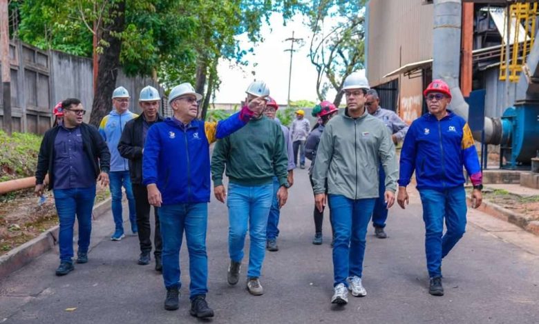 Ministro Héctor Silva inspecciona planta de calcinación de Carbonorca en el estado Bolívar