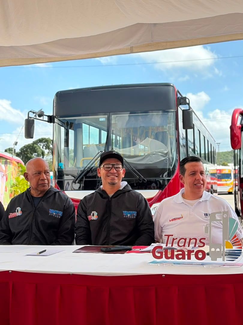 Alcalde Yanys Agüero entrega nuevas unidades de transporte para celebrar 5to. Aniversario de Transguaro