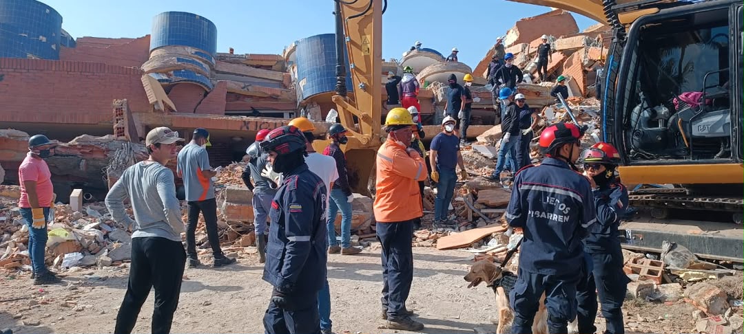 Brigada del Cuerpo de Bomberos de Iribarren y la canina “LARA” ya ejecutan labores de rescate en el pueblo de Tucacas