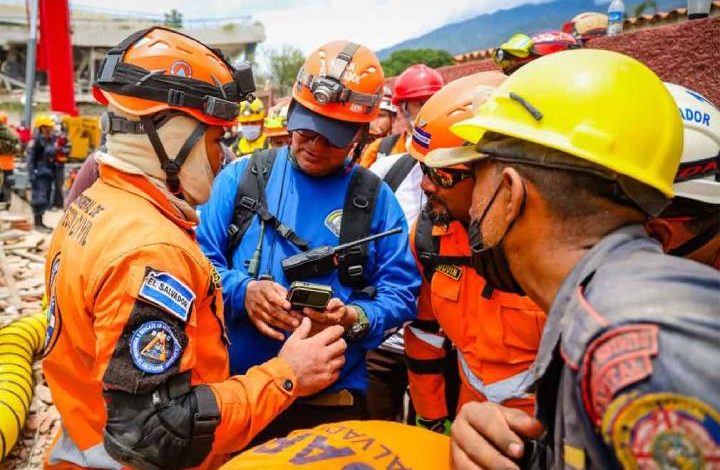Rescatistas salvadoreños localizan con vida a un hombre atrapado tras el sismo