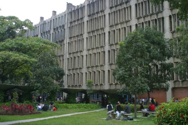 UCAB lanza programa de becas con exoneración del 30% para migrantes venezolanos