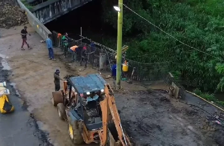 Atienden falla de borde en la autopista Gran Mariscal de Ayacucho