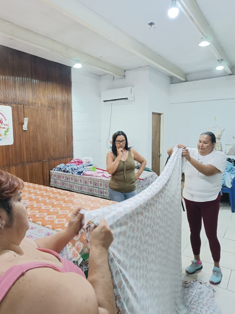Hilos de solidaridad: Costureras del Fonfip confeccionan pijamas para niños afectados por los sismos