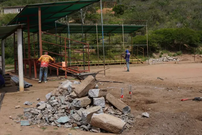 Alcalde Yanys Agüero continúa la rehabilitación del estadio ubicado en la comunidad Tuna de Vaca