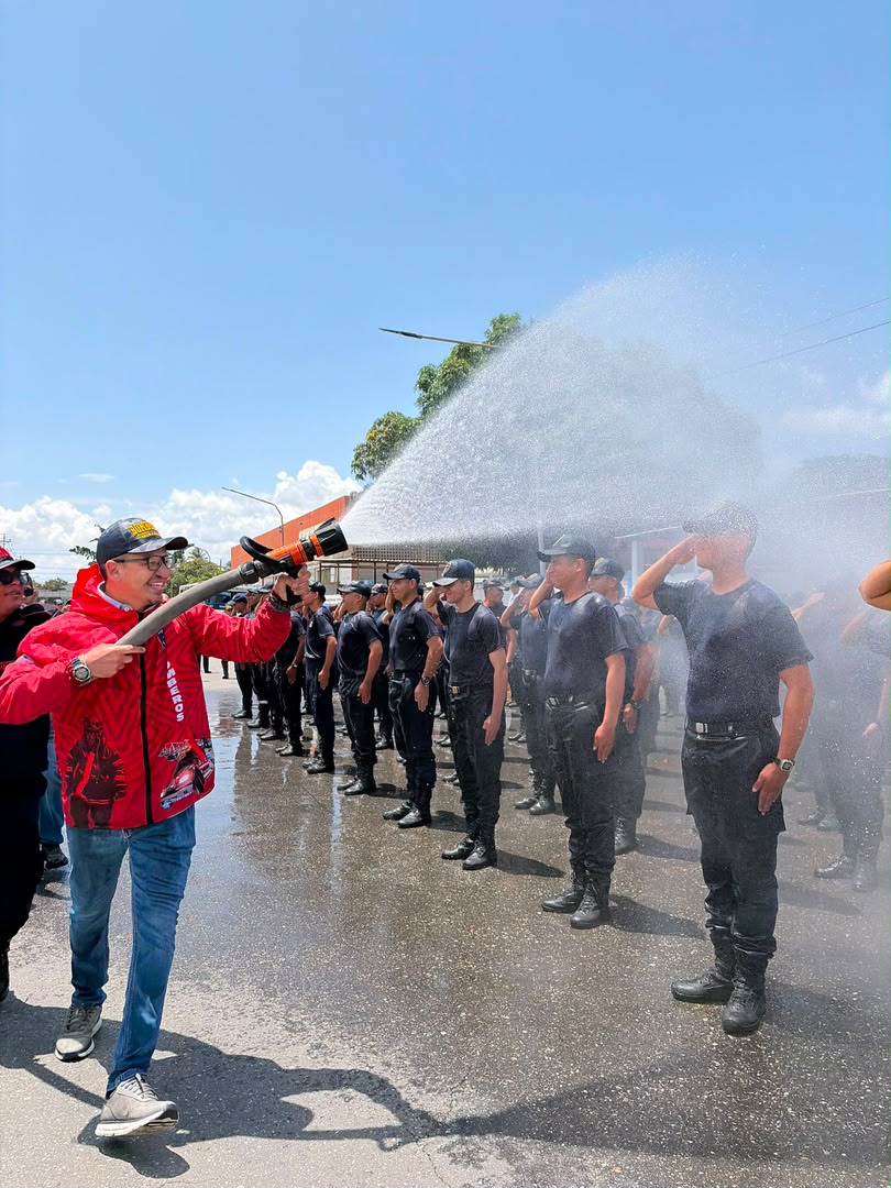 Condecoraciones, uniformes y nueva dotación: Alcalde Yanys Agüero dignifica la labor de los Bomberos de Iribarren