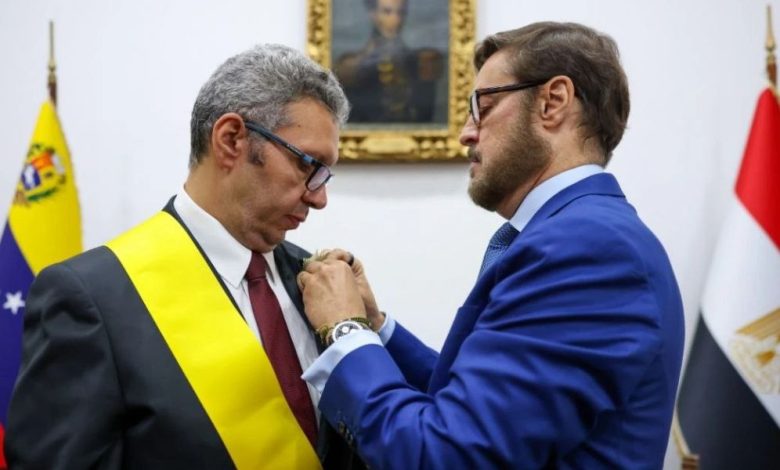 Canciller Félix Plasencia confiere la Orden Francisco de Miranda al embajador de Egipto