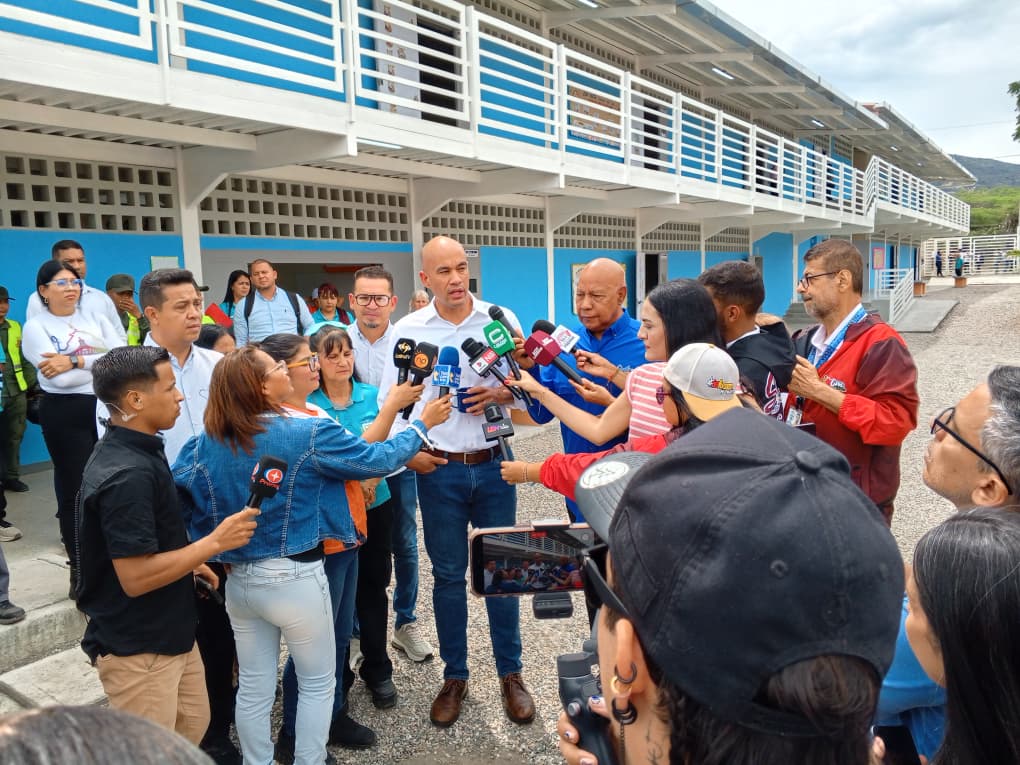 Ministro de Educación visitó la Unidad  Educativa Nacional José Guillermo Rivero en El Tostao