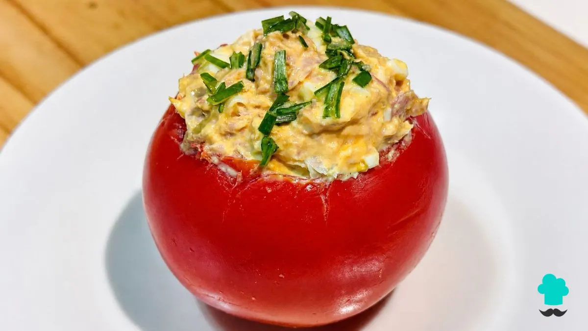 Tomates rellenos de atún y huevo: fáciles, sabrosos y con un relleno muy cremoso