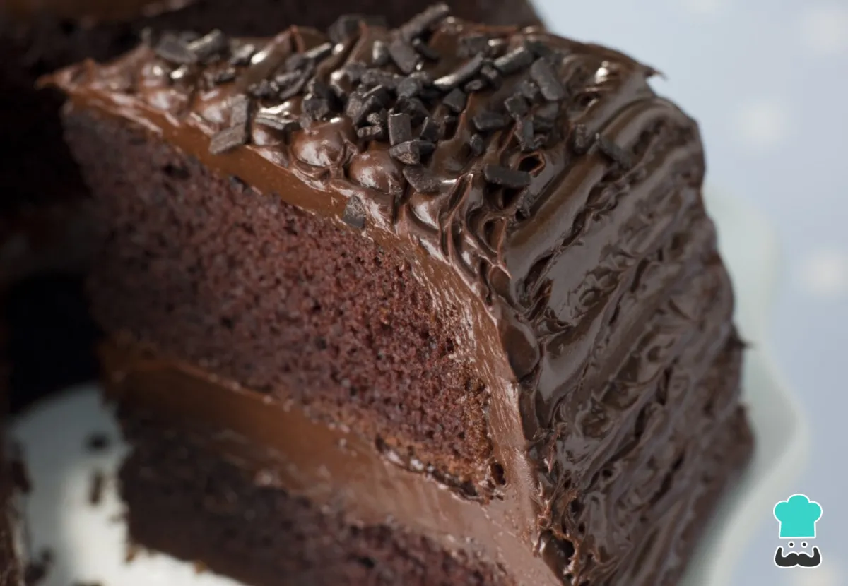 Torta húmeda de chocolate decorada