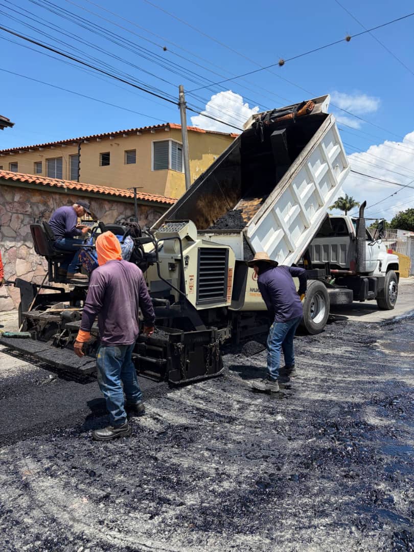 Alcaldía de Iribarren continúa con la colocación de asfalto en la parroquia Concepción a través del Plan Vive y Cuenta