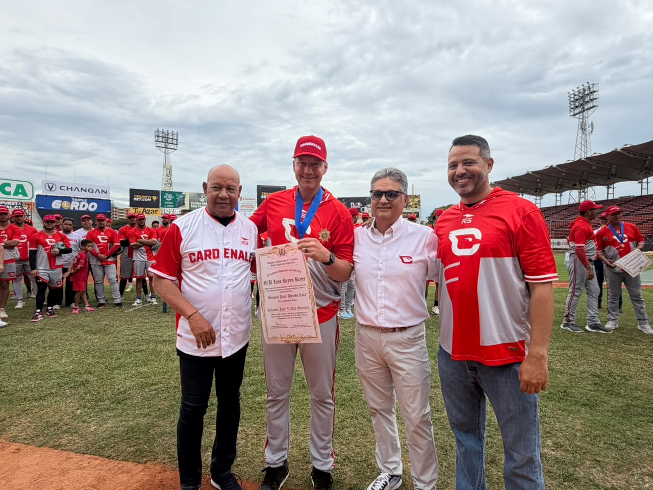Gobernador Reyes Reyes entregó Orden Juan Jacinto Lara en su primera clase a directivos, coachs y peloteros de Cardenales de Lara
