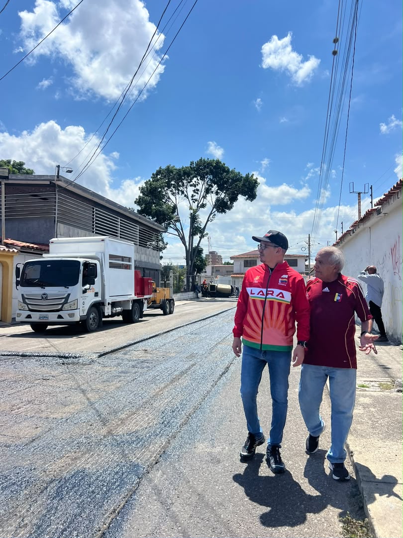 Alcalde Yanys Agüero supervisa trabajos de asfaltado en las parroquias Catedral y Concepción