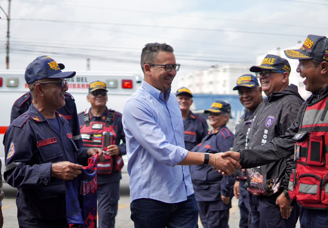 Alcalde Yanys Agüero asciende a 43 funcionarios bomberiles y entrega ambulancia completamente rehabilitada y operativa
