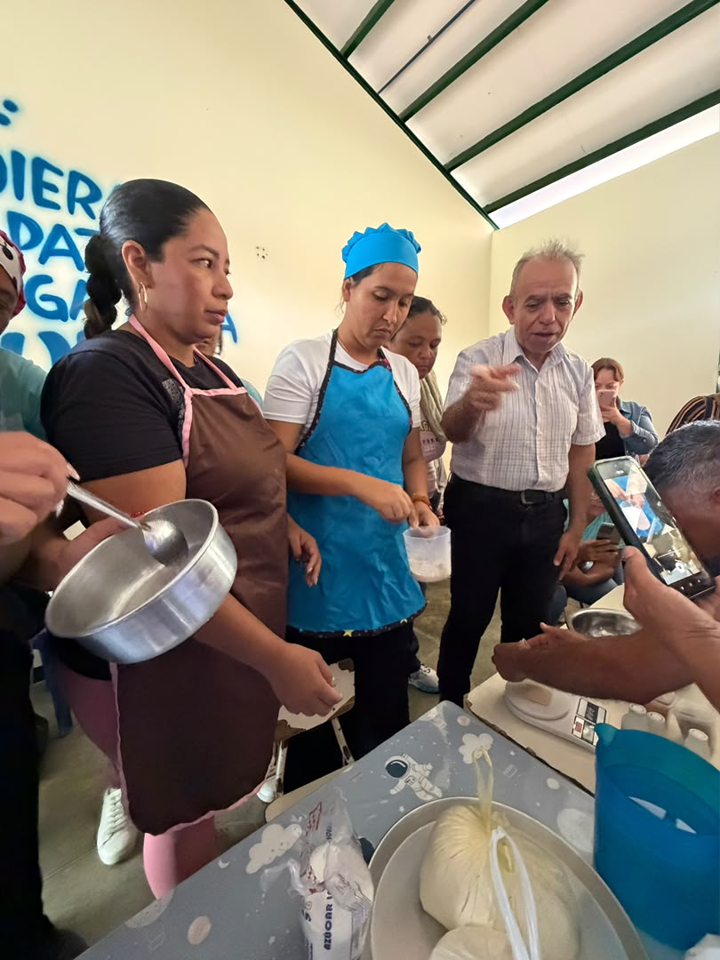 Aprender para emprender: Familias de Santa Rosa se capacitan de forma gratuita en panadería y costura a través del FUMDES