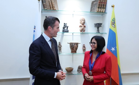 Delcy Rodríguez recibe medalla conmemorativa de la IILA en Roma